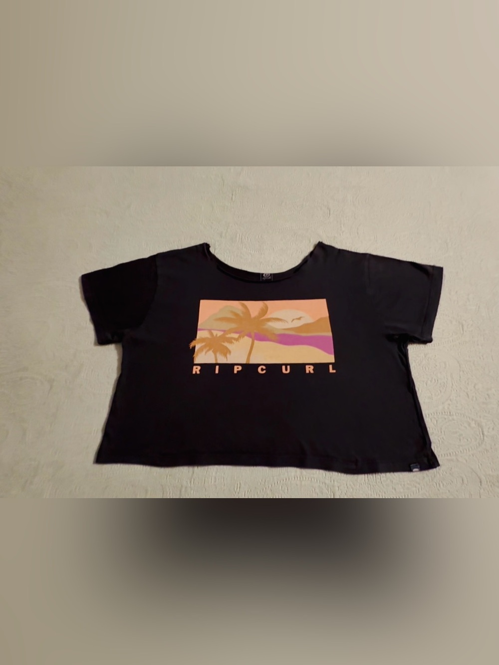 Rip Curl womenโs blk graphic Palm tree cropped tee, sm, gently used.